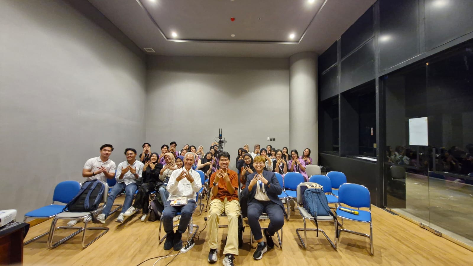 Sesi foto bersama di akhir acara kuliah tamu bersama Ar. Budi Sumaatmadja dan seluruh peserta.