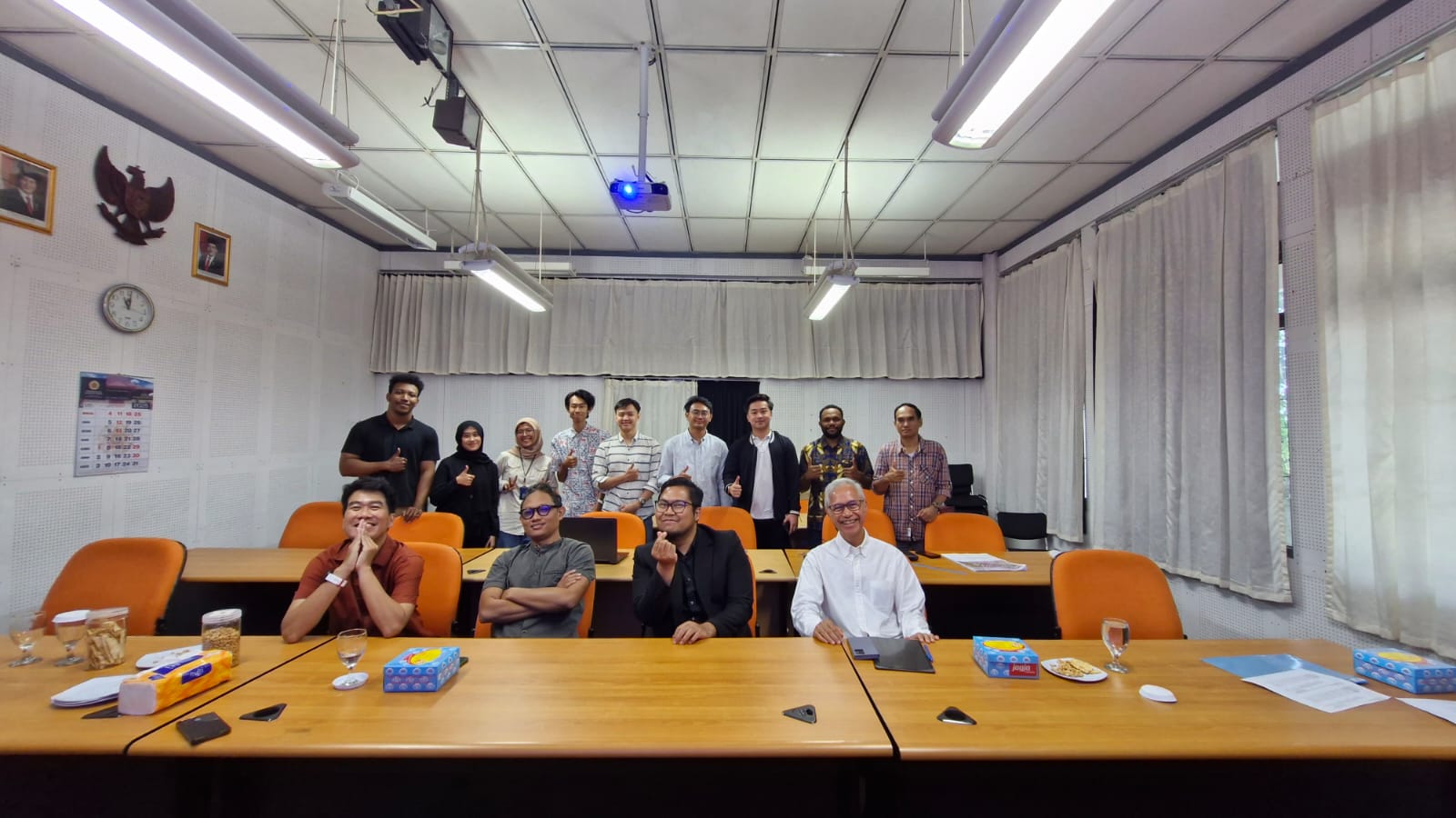 Sesi foto bersama setelah pemberian review oleh Ar. Budi Sumaatmadja bersama dengan mahasiswa dan dosen PPAr.